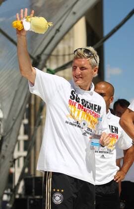 Abschlussfest der Euro 2008 - Bastian Schweinsteiger (Deutschland) beim Empfang auf der Berliner Fanmeile Fußball EM Herren Euro 2008, Nationalteam, Fanmeile, Fan Meile, Fanfest, Fan Fest, Party, Empfang, Abschlussfeier Einzelbild Berlin
