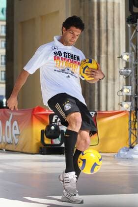 Abschlussfest der Euro 2008 - Michael Ballack (Deutschland) beim Empfang auf der Berliner Fanmeile Fußball EM Herren Euro 2008, Nationalteam, Fanmeile, Fan Meile, Fanfest, Fan Fest, Party, Empfang, Abschlussfeier Einzelbild Berlin