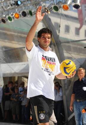 Abschlussfest der Euro 2008 - Michael Ballack (Deutschland) beim Empfang auf der Berliner Fanmeile Fußball EM Herren Euro 2008, Nationalteam, Fanmeile, Fan Meile, Fanfest, Fan Fest, Party, Empfang, Abschlussfeier Einzelbild Berlin