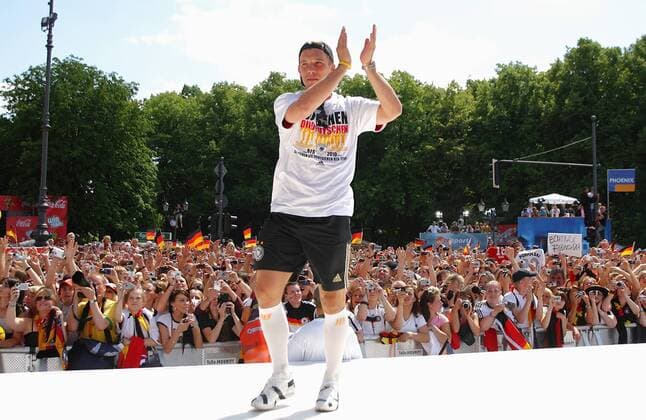 Abschlussfest der Euro 2008 - Lukas Podolski (Deutschland) beim Empfang auf der Berliner Fanmeile Fußball EM Herren Euro 2008, Nationalteam, Fanmeile, Fan Meile, Fanfest, Fan Fest, Party, Empfang, Abschlussfeier Totale Berlin Freude,