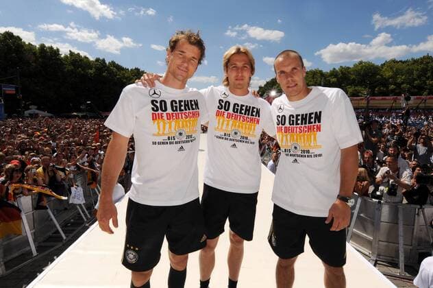 Abschlussfest der EURO 2008 auf der Berliner Fanmeile mit Deutschlands Torhütern, v.li.: Jens Lehmann, Rene Adler und Robert Enke mit ihren T-Shirts - So gehen die Deutschen Fußball EM Herren EURO 2008, Nationalmannschaft, Fanmeile, Fanfest, Fest, Feier, Party, Empfang Gruppe Berlin