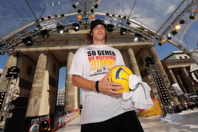 Abschlussfest der EURO 2008 auf der Berliner Fanmeile: Thorsten Frings (Deutschland) mit dem T-Shirt - So gehen die Deutschen Fußball EM Herren EURO 2008, Nationalmannschaft, Fanmeile, Fanfest, Fest, Feier, Party, Empfang Einzelbild Berlin