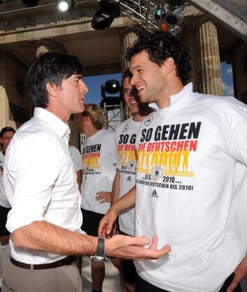 Abschlussfest der EURO 2008 auf der Berliner Fanmeile - Bundestrainer Joachim Löw (li.) im Gespräch mit Michael Ballack (beide Deutschland) Fußball EM Herren EURO 2008, Nationalmannschaft, Fanmeile, Fanfest, Fest, Feier, Party, Empfang Gruppe Berlin Freude,