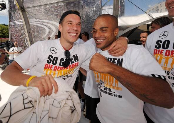 Abschlussfest der EURO 2008 auf der Berliner Fanmeile - Lukas Podolski (li.) und David Odonkor (beide Deutschland) Fußball EM Herren EURO 2008, Nationalmannschaft, Fanmeile, Fanfest, Fest, Feier, Party, Empfang Gruppe Berlin Freude,