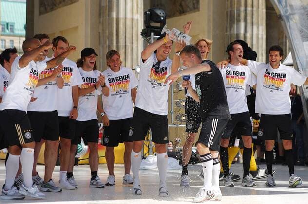 Abschlussfest der Euro 2008 - Lukas Podolski verpaßt ARD Moderator Oliver Pocher (beide Deutschland) beim Empfang auf der Berliner Fanmeile eine Bierdusche Fußball EM Herren Euro 2008, Nationalteam, Fanmeile, Fan Meile, Fanfest, Fan Fest, Party, Empfang, Abschlussfeier Gruppe Berlin Freude,