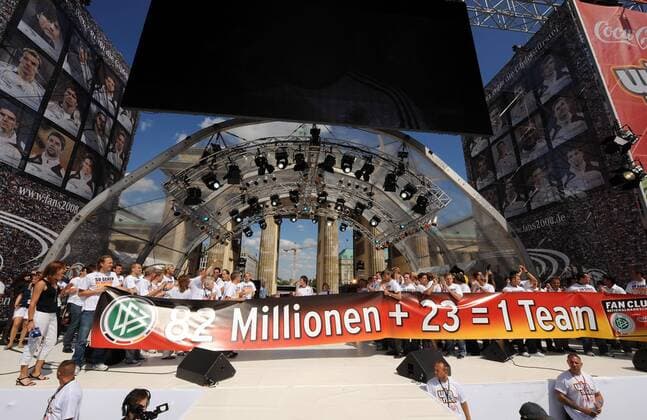 Abschlussfest der EURO 2008 auf der Berliner Fanmeile - Deutschlands Nationalmannschaft bedankt sich bei den Anhängern mit einem Transparent: 82 Millionen + 23 = 1 Team Fußball EM Herren EURO 2008, Nationalmannschaft, Fanmeile, Fanfest, Fest, Feier, Party, Empfang Totale Berlin