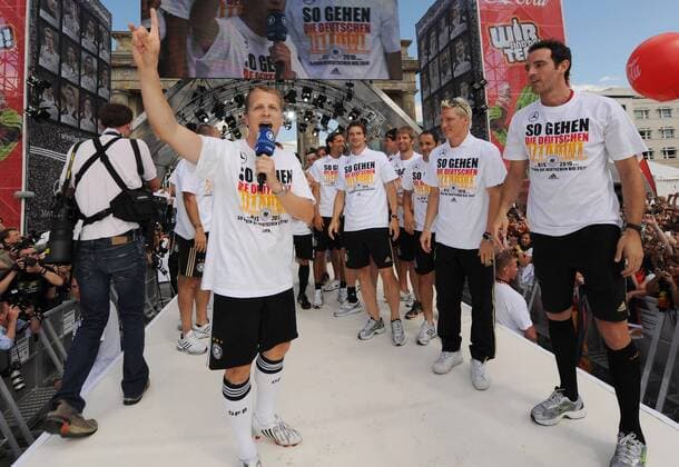 Abschlussfest der Euro 2008 - ARD Moderator Oliver Pocher (li.), Christoph Metzelder (re.), Bastian Schweinsteiger (2.v.re.) und Arne Friedrich (alle Deutschland) beim Empfang auf der Berliner Fanmeile - So gehen die Deutschen...bis 2010... Fußball EM Herren Euro 2008, Nationalteam, Fanmeile, Fan Meile, Fanfest, Fan Fest, Party, Empfang, Abschlussfeier Gruppe Berlin