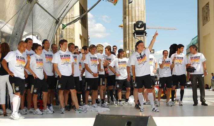 Abschlussfest der Euro 2008 - Lukas Podolski (Deutschland, 4.v.re.) mit seinen Teamkollegen beim Empfang auf der Berliner Fanmeile Fußball EM Herren Euro 2008, Nationalteam, Fanmeile, Fan Meile, Fanfest, Fan Fest, Party, Empfang, Abschlussfeier Totale Berlin Freude,
