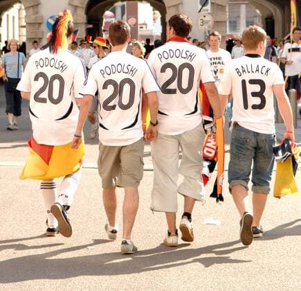 Dreifacher Poldi - Deutsche Fans im Lukas Podolski Trikot in der EURO 2008 Fanzone in Wien -  Fußball EM Herren EURO 2008, Länderspiel, Nationalmannschaft, Finale, Fanzone, Fan Zone Gruppe Wien