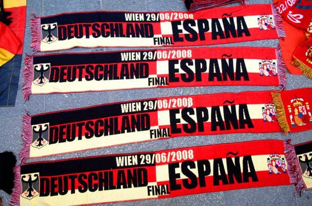 Endspielschal der EURO 2008 - Deutschland gegen Spanien in Wien -  Fußball EM Herren EURO 2008, Länderspiel, Nationalmannschaft, Finale, Fanzone, Fan Zone Gruppe Wien