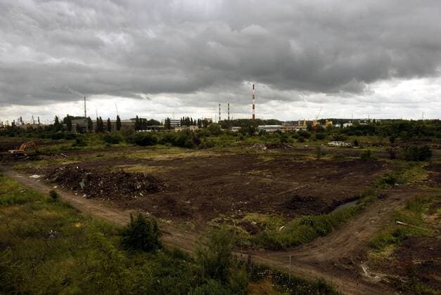 Dunkle Wolken über dem Baugrundstück im Danziger Stadtteil Letnica Letniewo, wo bis zur Euro 2012 die Baltic Arena entstehen soll -  (280608fig003) Fußball EM Herren Vorschau Euro Fussball EM; 2012, Wettkampstätte, Austragungsort Totale o0 2008 Gdansk