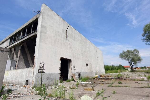 Ruine auf dem Baugrundstück in Wroclaw, wo bis zur Euro 2012 ein EM Stadion entstehen soll -  (080630SEB015) Fußball EM Herren Vorschau Euro 2012, Wettkampfstätte, Austragungsort, Totale o0 2008 Wroclaw