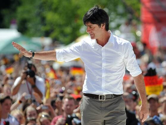 Bundestrainer Joachim Löw (Deutschland) bedankt sich bei den Anhängern für den tollen Empfang auf dem Abschlussfest in der Berliner Fanmeile Fußball EM Herren Euro 2008, Nationalteam, Empfang, Fanmeile, Fanfest, Fan, Meile, Fest, Party Einzelbild Berlin