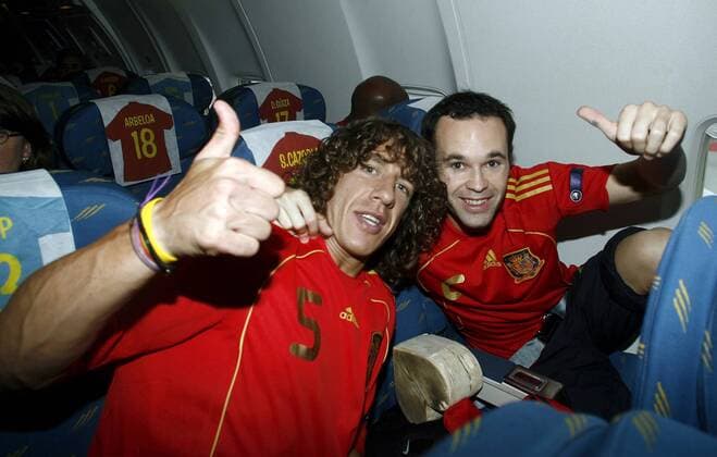 Europameister Carles Puyol (li.) und Andres Iniesta (beide Spanien) auf dem Weg zurück in die Heimat -  - NOxONLINExUSE Fußball Länderspiel Herren EURO 2008, EM, Nationalteam, Gruppe Wien Freude,