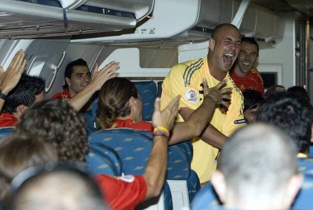 Europameister Jose Manuel Reina (Spanien) in ausgelassener Jubelstimmung während der Heimreise -  - NOxONLINExUSE Fußball Länderspiel Herren EURO 2008, EM, Nationalteam, Gruppe Wien Freude, Begeisterung,