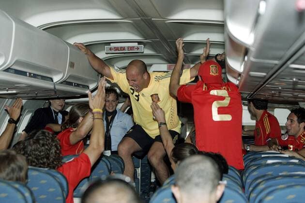 Europameister Jose Manuel Reina (Spanien, Mitte) in ausgelassener Jubelstimmung während der Heimreise -  - NOxONLINExUSE Fußball Länderspiel Herren EURO 2008, EM, Nationalteam, Gruppe Wien Freude, Begeisterung,