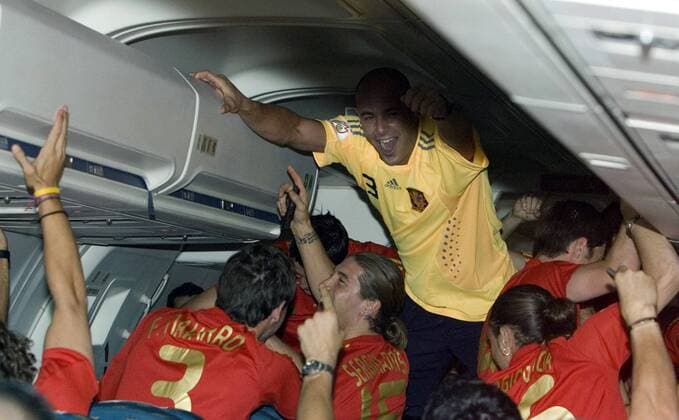Europameister Jose Manuel Reina (Spanien, Mitte) in ausgelassener Jubelstimmung während der Heimreise -  - NOxONLINExUSE Fußball Länderspiel Herren EURO 2008, EM, Nationalteam, Gruppe Wien Freude,