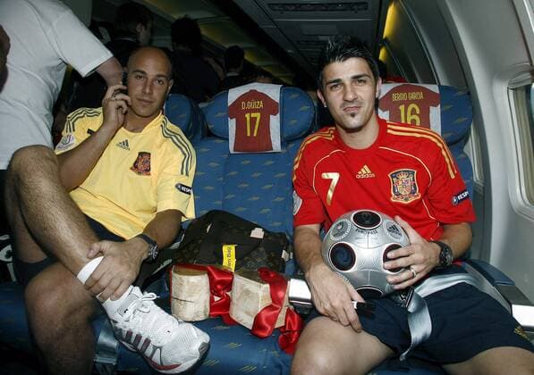 Europameister Jose Manuel Reina (li.) und David Villa (beide Spanien) auf dem Weg in die Heimat -  - NOxONLINExUSE Fußball Länderspiel Herren EURO 2008, EM, Nationalteam, Gruppe Wien