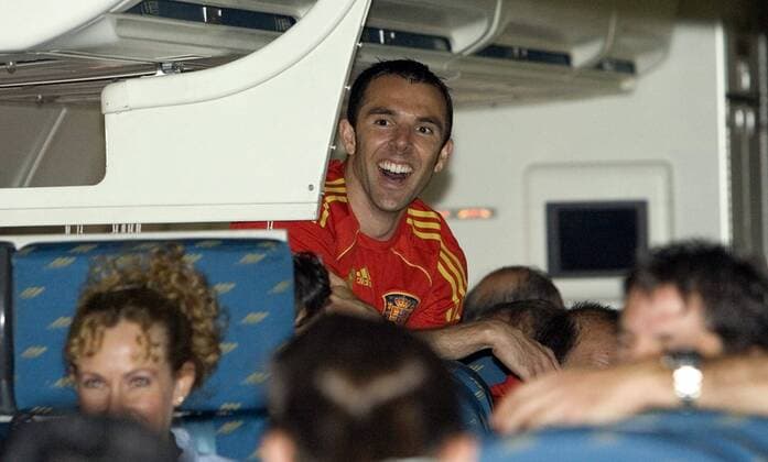 Europameister Carlos Marchena (Spanien) in ausgelassener Jubelstimmung während der Heimreise -  - NOxONLINExUSE Fußball Länderspiel Herren EURO 2008, EM, Nationalteam, Gruppe Wien Freude,
