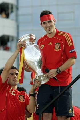 Europameister David Villa (re.) und Santi Cazorla (beide Spanien) bringen den Pokal nach Madrid -  - NOxONLINExUSE Fußball Länderspiel Herren EURO 2008, EM, Nationalteam, Empfang, Fanfest, Party, Feier, feiern Gruppe Madrid Freude,