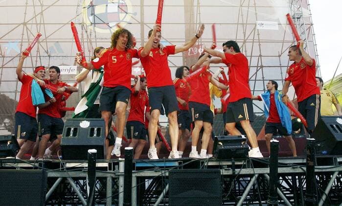 Europameister Carles Puyol (5) und Carlos Marchena (beide Spanien) tanzen ausgelassen zum Empfang in Madrid -  - NOxONLINExUSE Fußball Länderspiel Herren EURO 2008, EM, Nationalteam, Empfang, Fanfest, Party, Feier, feiern Totale Madrid Freude, Begeisterung,