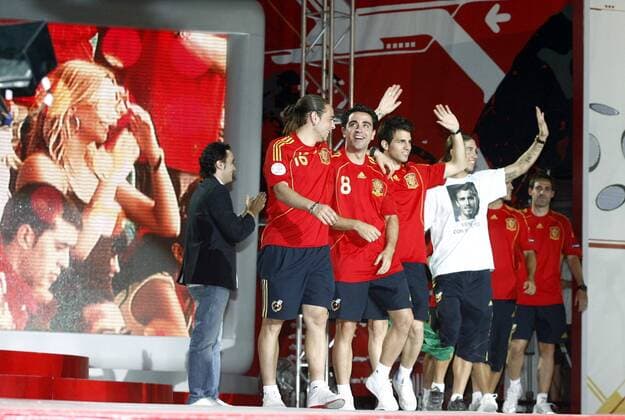 Europameister Spanien zurück in Madrid, v.li.: Sergio Garcia, Xavi Hernandez, Cesc Fabregas und Ramos -  - NOxONLINExUSE Fußball Länderspiel Herren EURO 2008, EM, Nationalteam, Empfang, fanfest, Party Gruppe Madrid