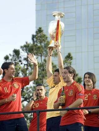 Spanien ist Europameister 2008, v.li.: Joan Capdevila, Juanito, Torwart Andres Palop, Santi Cazorla, und Ruben de la Red -  - NOxONLINExUSE Fußball Länderspiel Herren EURO 2008, EM, Nationalteam, Empfang, fanfest, Party Gruppe Madrid Freude,