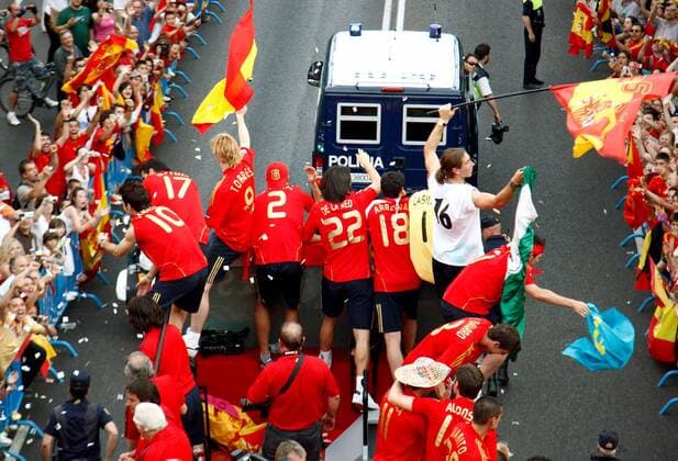 Spanien ist Europameister 2008 und zieht im Autokorso durch Madrid -  - NOxONLINExUSE Fußball Länderspiel Herren EURO 2008, EM, Nationalteam, Autokorso, Auto Korso Totale Madrid Freude,