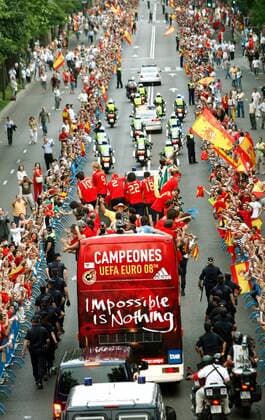 Spanien ist Europameister 2008 und zieht auf einem Bus durch Madrid -  - NOxONLINExUSE Fußball Länderspiel Herren EURO 2008, EM, Nationalteam, Autokorso, Auto Korso Totale Madrid
