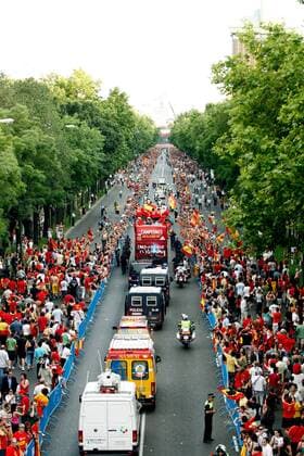 Spanien ist Europameister 2008 und zieht auf einem Bus durch Madrid -  - NOxONLINExUSE Fußball Länderspiel Herren EURO 2008, EM, Nationalteam, Autokorso, Auto Korso Totale Madrid