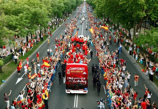 Spanien ist Europameister 2008 und zieht auf einem Bus durch Madrid -  - NOxONLINExUSE Fußball Länderspiel Herren EURO 2008, EM, Nationalteam, Autokorso, Auto Korso Totale Madrid Freude,