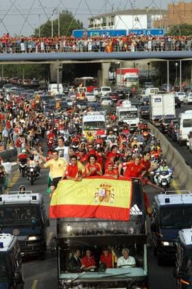Spanien ist Europameister 2008 und zieht auf einem Bus durch Madrid -  - NOxONLINExUSE Fußball Länderspiel Herren EURO 2008, EM, Nationalteam, Autokorso, Auto Korso Totale Madrid