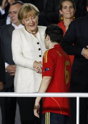 Bundeskanzlerin Angela Merkel (Deutschland) empfängt Europameister Andres Iniesta (Spanien) Fußball Länderspiel Herren EURO 2008, EM, Nationalteam, Nationaltrikot, Deutschland - Spanien 0:1 Gruppe Wien