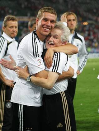 Lukas Podolski (li.) herzt Physiotherapeut Adolf Katzenmeier (beide Deutschland) Fußball EM Herren Euro 2008, Länderspiel, Nationalteam, Nationaltrikot, Finale Gruppe Wien Harmonie, Freude,