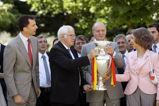 Nationaltrainer Luis Aragones (Spanien, 2.v.li.) präsentiert der spanischen Königsfamilie die Europameisterschaftstrophäe, v.re.: Königin Sofia, König Juan Carlos und Kronprinz Felipe -  - NOxONLINExUSE Fußball EM Herren Euro 2008, Nationalteam, Empfang Gruppe Madrid Freude,