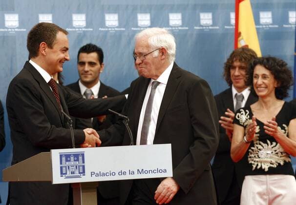 Ministerpräsident Jose Luis Zapatero (li.) empfängt Nationaltrainer Luis Aragones (beide Spanien) anlässlich des errungenen Europameistertitels 2008 -  - NOxONLINExUSE Fußball EM Herren Euro 2008, Nationalteam, Empfang Gruppe Madrid Harmonie, Freude,