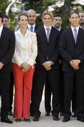 Fernando Torres (Mitte) und Sergio Ramos (re.) und Infantin Elena von Spanien bei einem Empfang anlässlich des errungenen Europameistertitels 2008 -  - NOxONLINExUSE Fußball EM Herren Euro 2008, Nationalteam, Empfang Gruppe Madrid Freude,