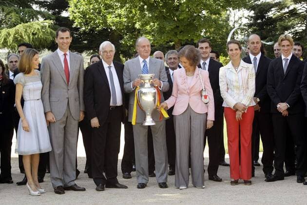 König Juan Carlos von Spanien (Mitte) und Königin Sofia sowie Kronprinz Felipe (li.), dessen Frau Letizia und Infantin Elena empfangen Nationaltrainer Luis Aragones (3.v.li.) ... -  - NOxONLINExUSE Fußball EM Herren Euro 2008, Nationalteam, Empfang Gruppe Madrid Freude,