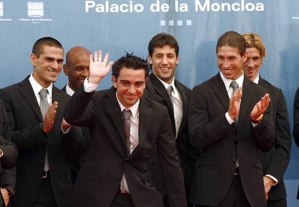 Xavi Hernandez (Spanien, Mitte) bei einem Empfang anlässlich des errungenen Europameistertitels 2008 im Palacio de la Moncloa -  - NOxONLINExUSE Fußball EM Herren Euro 2008, Nationalteam, Empfang Gruppe Madrid Begeisterung, Freude,