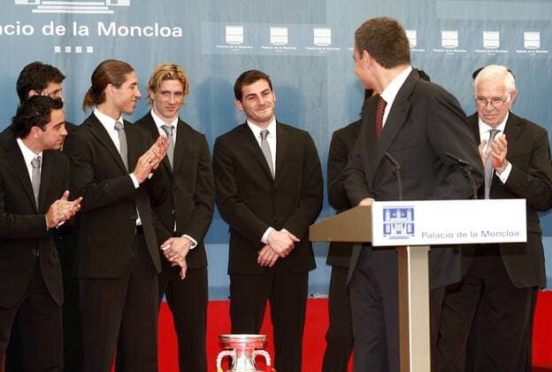 Ministerpräsident Jose Luis Zapatero (vorn) mit offensichtlich herzlichen Worten für Torwart Iker Casillas (Mitte, beide Spanien) nach der gewonnenen Europameisterschaft 2008 -  - NOxONLINExUSE Fußball EM Herren Euro 2008, Nationalteam, Empfang Gruppe Madrid Freude,