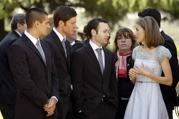 Prinzessin Letizia von Spanien im Gespräch mit Andres Iniesta (re.) und Xabi Alonso (Mitte, beide Spanien) -  - NOxONLINExUSE Fußball EM Herren Euro 2008, Nationalteam, Empfang Gruppe Madrid