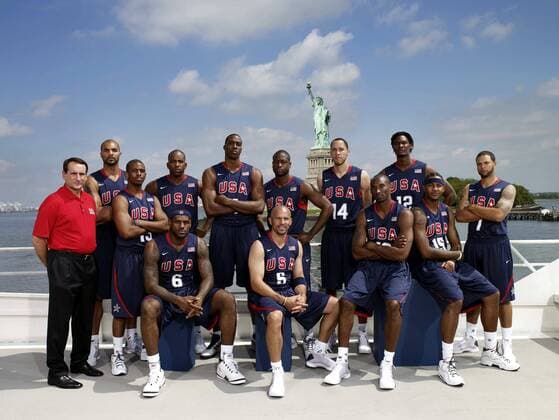 Präsentation Kader USA für die Olympischen Spiele 2008 v.li.: Nationaltrainer Mike Krzyzewski, Carlos Boozer, Chris Paul, Michael Redd, LeBron James, Dwight Howard, Jason Kidd, Dwyane Wade, Tayshaun Prince, Kobe Bryant, .. -  Basketball OS Sommer Herren Vorschau Olympische Spiele Beijing 2008, Sommerspiele, Nationalteam, Nationaltrikot Totale New York, NY, N Y