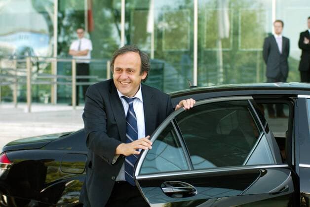 UEFA Präsident Michel Platini (Frankreich, re.) trifft in Warschau ein, um den Vorbereitungsstand für die EURO 2012 vor Ort zu besichtigen -  (020708MBI022) Fußball EM Herren Vorschau EURO 2012, Besuch, Inspektion, Besichtigung, Visite, Polen Einzelbild o0 2008 Warschau