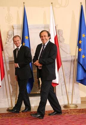 UEFA Präsident Michel Platini (Frankreich, re.) trifft sich mit Premierminister Donald Tusk (Polen) in Warschau, um den Vorbereitungsstand für die EURO 2012 vor Ort zu besichtigen -  (020708MBI028) Fußball EM Herren Vorschau EURO 2012, Besuch, Inspektion, Besichtigung, Visite, Polen Gruppe o0 2008 Warschau Freude,