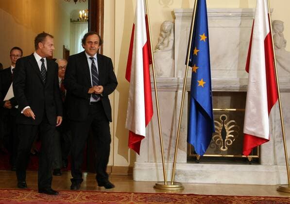 UEFA Präsident Michel Platini (Frankreich, re.) trifft sich mit Premierminister Donald Tusk (Polen) in Warschau, um den Vorbereitungsstand für die EURO 2012 vor Ort zu besichtigen -  (0020708MBI035) Fußball EM Herren Vorschau EURO 2012, Besuch, Inspektion, Besichtigung, Visite, Polen Totale o0 2008 Warschau