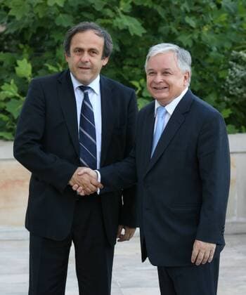 UEFA Präsident Michel Platini (Frankreich, li.) trifft sich in Warschau mit Staatspräsident Lech Kaczynski (Polen), um den Vorbereitungsstand für die EURO 2012 vor Ort zu besichtigen -  (080702MBI003) Fußball EM Herren Vorschau EURO 2012, Besuch, Inspektion Besichtigung, Visite Gruppe o0 2008 Warschau