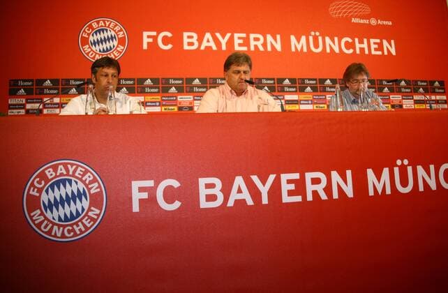 Mitarbeiter der Pressestelle Stefan Mennerich (li.), Pressesprecher Markus Hörwick (Mitte) und Hans Peter Renner (Direktion Medien, alle Bayern) - Pressekonferenz Fußball 1. BL Herren Saison 2008 2009, FC Bayern München, Vdig Gruppe München