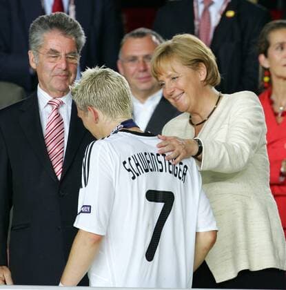 Bastian Schweinsteiger (Mitte) erhält während der Siegerehrung Trost von Bundeskanzlerin Angela Merkel (beide Deutschland, re.) und Bundespräsident Heinz Fischer (Österreich) Fußball EM Herren Euro 2008, Länderspiel, Nationalteam, Finale, Nationaltrikot, Vdig Gruppe Wien