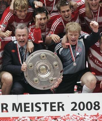 Der FC Bayern ist Deutscher Meister 2008 - Trainer Ottmar Hitzfeld (li.) und Torwart Oliver Kahn (re.) jubeln vor, v.li.: Andreas Ottl, Hamit Altintop und Philipp Lahm Fußball 1. BL Herren Saison 2007 2008, FC Bayern München, Feier, feiern, Meisterfeier, Siegesfeier, Vdig Gruppe o0 Sieg, Sieger München Begeisterung, Freude,