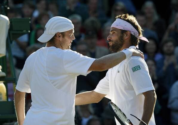 Arnaud Clement (Frankreich, re.) gratuliert Rainer Schüttler (Deutschland) zum Halbfinaleinzug bei den All England Championships 2008 Tennis Herren All England Championships 2008, Grand Slam, ATP Tour, Viertelfinale Gruppe Wimbledon London Kameradschaft,